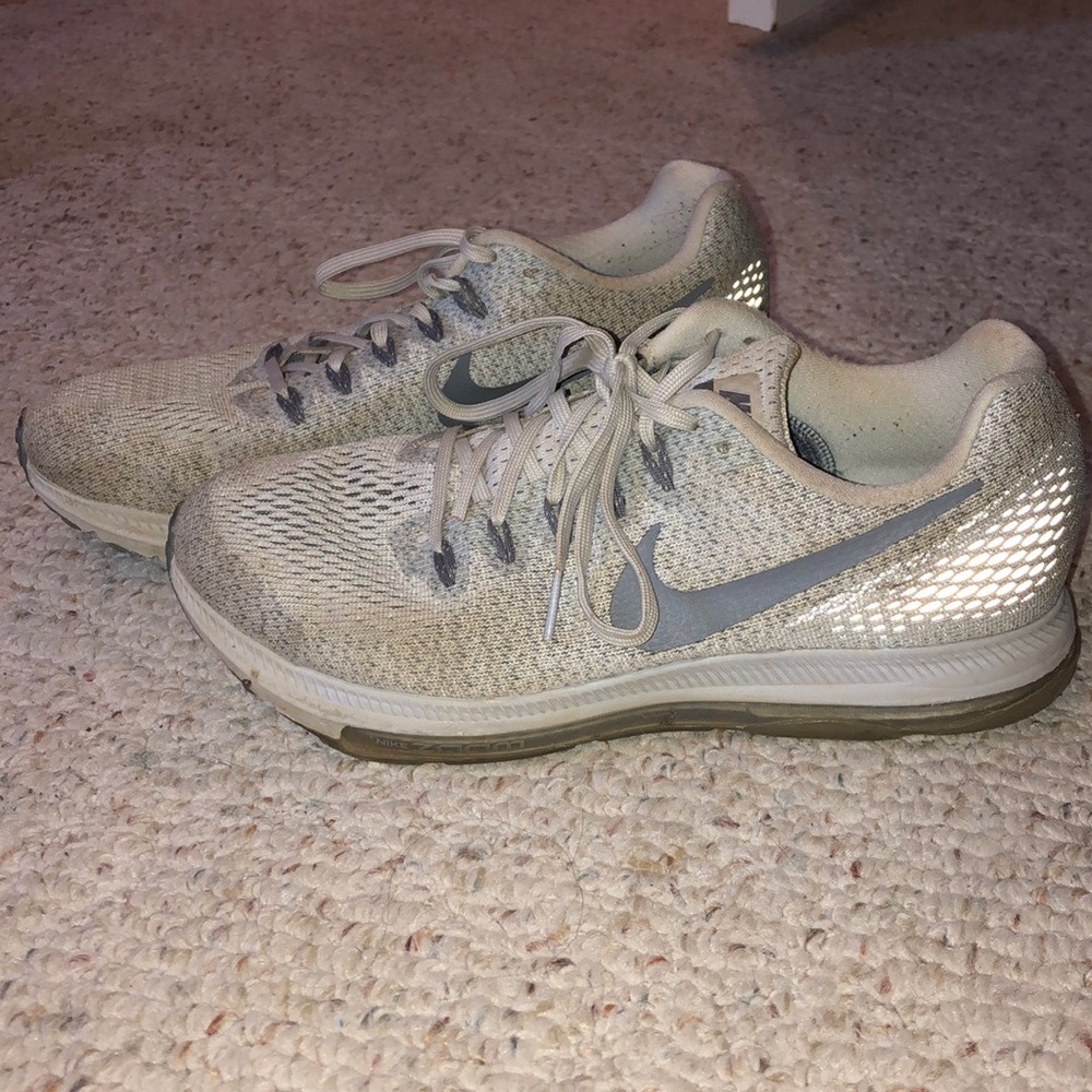 nike grey tennis shoes